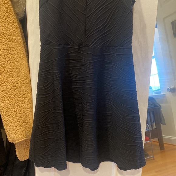Express black dress with  textured pattern - Picture 2 of 4